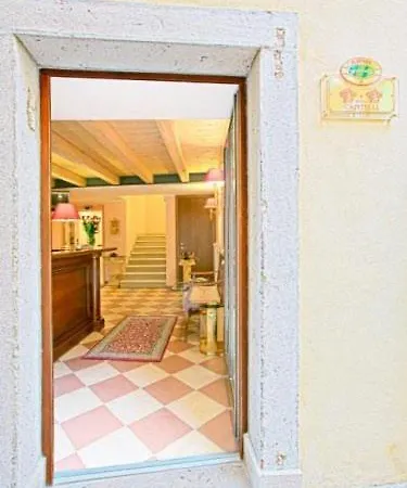 Capitelli Otel *